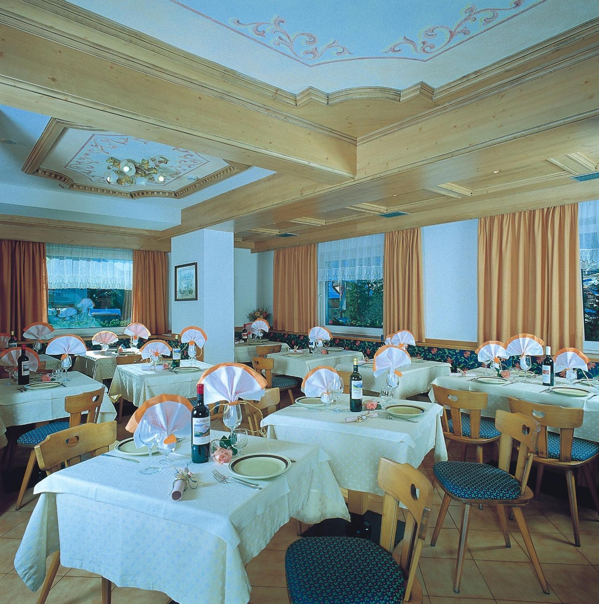 Hotel Zirmes Моэна Экстерьер фото